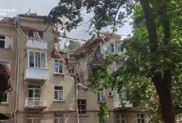 В Сумах в результате удара российского БПЛА по пятиэтажке погиб один человек
