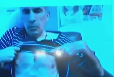На рівні з Аушвіц: Саакашвілі показав стан тіла на засіданні суду (фото, відео)