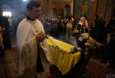 В Киеве попрощались с писательницей Амелиной, которую убили россияне в Краматорске (фото)