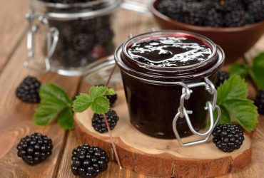 Бабушка поделилась рецептом варенья из ежевики: готовится всего 5 минут