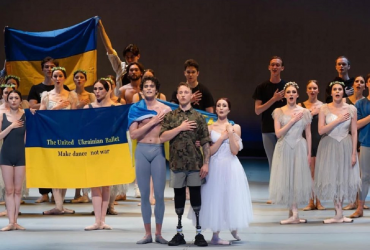 Боєць ЗСУ, який втратив обидві ноги на фронті, зірвав овації в театрі в Каліфорнії (фото)