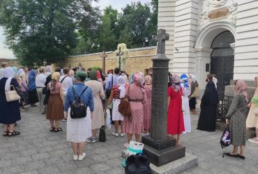 Правоохоронці розблокували доступ до кількох корпусів Лаври - віряни УПЦ МП зчинили ґвалт (відео)