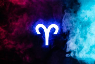 Таро-гороскоп для Овна на август: романтика и интриги на работе