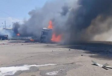 В Ясинуватій сталася потужна бавовна: палають вагони (відео)