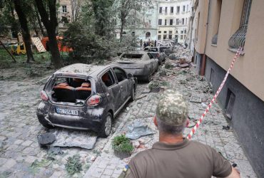 Удар по Львову: кількість постраждалих зростає, поряд з будинком було укриття (фоторепортаж, відео)