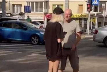 В Ірпені водій таксі ударив дівчину – відео обурило мережу