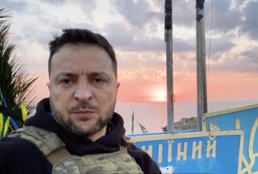 Спасибо воинам за эти 500 суток: Зеленский прибыл на Змеиный (видео)