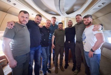 Наконец-то: в Украину возвращаются пятеро защитников Азовстали (видео)