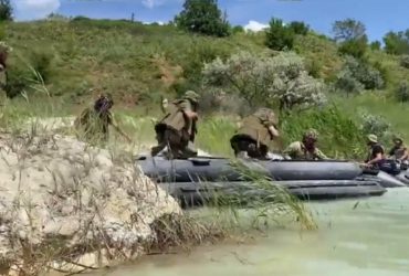 Вдень та вночі: Генштаб ЗСУ показав яскраві кадри навчань українських десантників (відео)