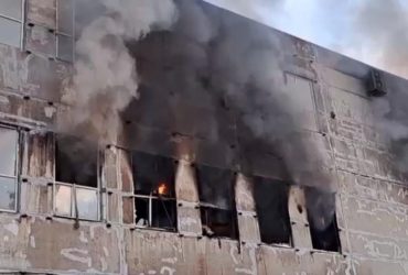 У Санкт-Петербурзі спалахнула потужна пожежа: вогонь охопив величезну площу (відео)