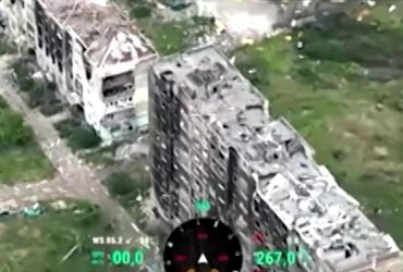 Сырский показал, как ВСУ разнесли оккупантов в Бахмуте на вершине дома (видео)