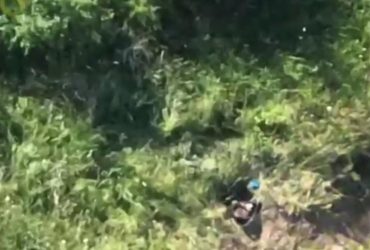 ВСУ эпично бросили боеприпас оккупанту на голову (видео)