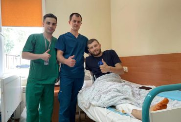 Пораненим повз у туман через мінне поле: у Львові рятують ногу захиснику Бахмута (фото)