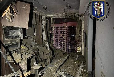 Удар по Дарницькому району: журналісти з'ясували перші деталі й побачили кров (відео)