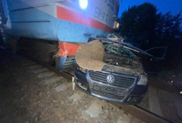 Трагедия на Черниговщине: в ДТП на переезде погибла семья с двумя детьми (видео)