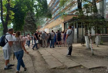 Медколапс у Маріуполі: люди готові купувати місця в кілометрових чергах до лікаря