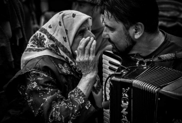 91-річна бабуся зворушила полум'яною промовою на концерті Kozak System: Доживу до перемоги