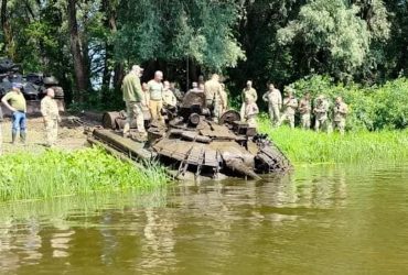 На Чернігівщині з Десни витягнули російський танк, який тепер послужить ЗСУ (фото)