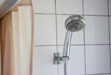 Надійний бабусин засіб: лайфхак, як очистити душ від вапняного нальоту