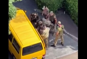 В Одессе работники военкомата жестко упаковали мужчину: их накажут фронтом