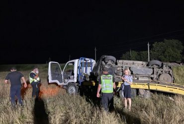 На Одещині зіткнулися локомотив та завантажений іномаркою евакуатор, є загиблі