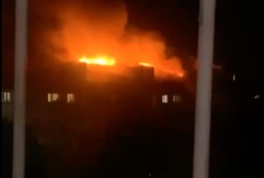 У російському Омську палає багатоповерхівка, еквакуйовано десятки мешканців (відео)