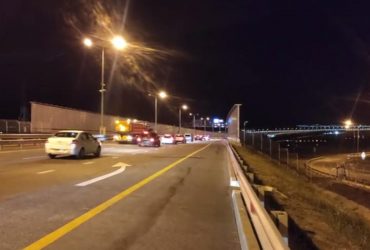 Серьезно поврежденный Крымский мост россияне открыли для легковушек: что там творится (видео)