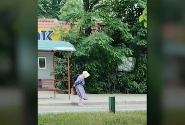 Добро створює людину: відео з українською бабусею, яку ігнорували водії, розчулило мережу
