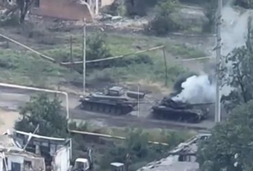 Під Бахмутом ЗСУ розстріляли російську бронетехніку: генерал-полковник показав відео