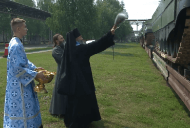 У Росії показали, як поп благословляє танки вбивати українців (відео)