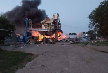 Росія вдарила ракетами Калібр по терміналах із зерном в Одеській області (фоторепортаж)