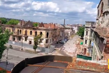 Танці на руїнах і посилені патрулі: Андрющенко показав життя в Маріуполі (відео)