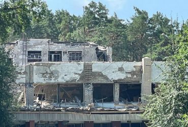 Удар РФ по Черниговщине: под завалами дома культуры обнаружили тело женщины