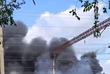 БПЛА атаковали аэродром и нефтебазу в Крыму, объявлена эвакуация (видео)
