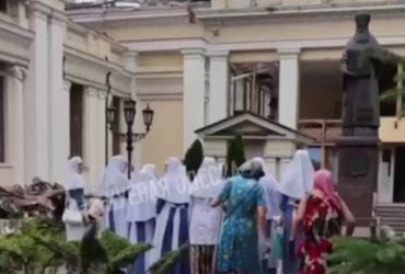 Украинка устроила разнос блаженным УПЦ МП возле Спасо-Преображенского собора (видео)