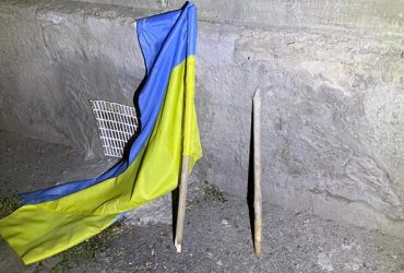 Сорвал на улице флаг Украины и бросался на людей: в Одессе задержали неадеквата (фото)