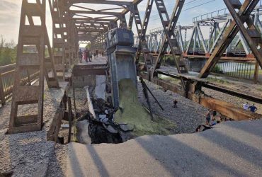 У Закарпатті обвалився міст з машинами, є постраждалі (фото, відео)