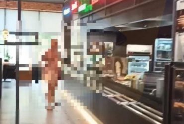 Бросался на машины и разбил билдорд: в Ривне голый мужчина устроил шоу (видео)