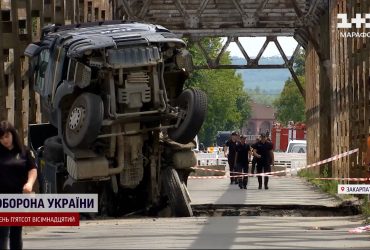 Водій вантажівки ДИВОМ не постраждав: провалений міст на Закарпатті тимчасово замінили