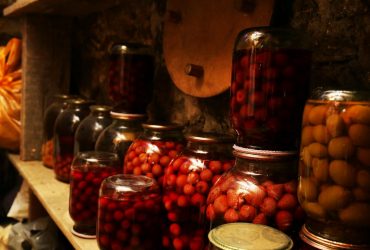 Простоять роками: ідеї, як зберігати заготовки, якщо немає льоху