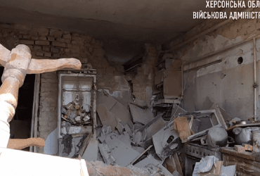 На Херсонщині російський снаряд розніс оселю подружжя: жінка загинула на місці (відео)