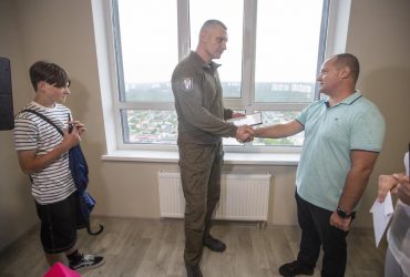 Кличко: Київ придбав 113 квартир для тимчасового проживання переселенців - перші сім’ї отримали ключі