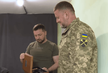 Зеленський мило привітав Залужного з ювілеєм: реакція головнокомандувача потрапила на відео