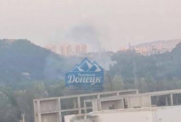 У Донецьку прогриміли вибухи: детонує склад боєприпасів (відео)