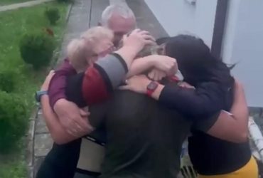 Дочекалися: щемлива зустріч прикордонника Дениса з сім'єю (відео)