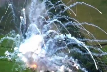 Украинские бойцы эффектно превратили российский Бук в груду металла (видео)