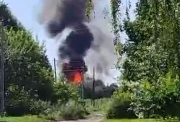 У Брянській області гарно горить: губернатор повідомив про атаку (відео)