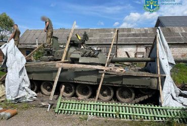 На Сумщині українець понад рік зберігав на подвір'ї трофейний танк РФ (фото)