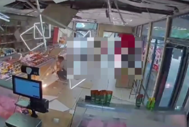 Обстрел Запорожья: момент удара попал на камеру магазина (видео)