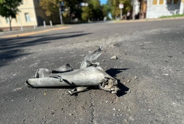 Окупанти вдарили по середмістю Херсона: є загиблий та поранені